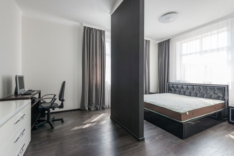 Зонирование open-space: как камень работает вместо перегородок